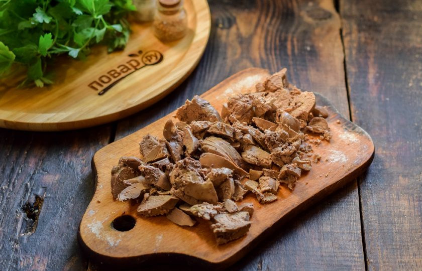 1. Этап. Салат Пассажирский: Нарежьте печень небольшими дольками и переложите в салатник.