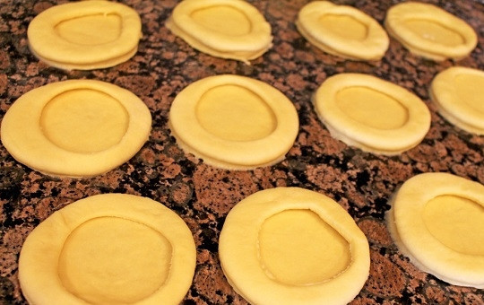 1. Этап. Булочки с творогом и изюмом: 16. Вот такие заготовки получились.