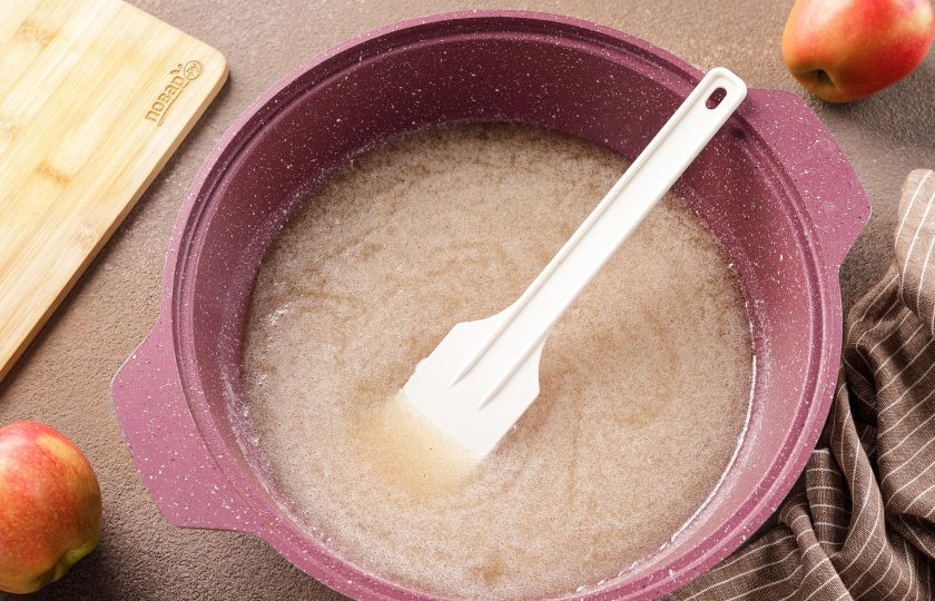 1. Этап. Варенье из яблок в сиропе: Добавьте сахар, поставьте на небольшой огонь и помешивая доведите до кипения.