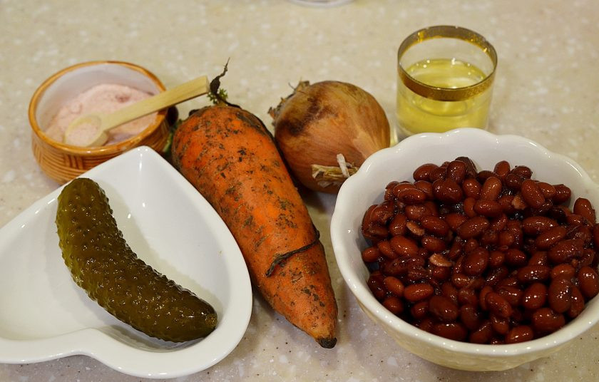 1. Этап. Салат из фасоли с соленым огурцом: Подготовьте все ингредиенты.