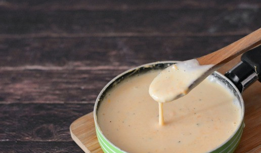 1. Этап. Брокколи с сырным соусом: Постоянно помешивая, проварите соус на слабом огне, пока весь сыр не растворится. В конце добавьте в соус соль по вкусу и итальянские травы.