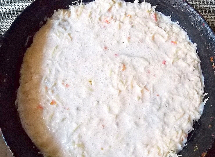 1. Этап. Запеченные конкильони: Смешайте йогурт и томатную пасту до однородного состояния. Посолите и залейте фаршированные макароны под сыром.