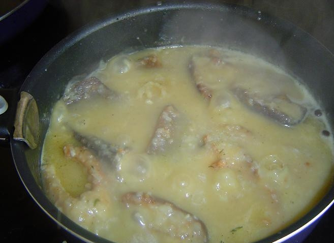 1. Этап. Линь в сметанном соусе: Заливаем жаренную рыбу сметанным соусом, добавляем лавровый лист и ставим на медленный огонь тушиться минут 15-20. Закрываем крышкой!