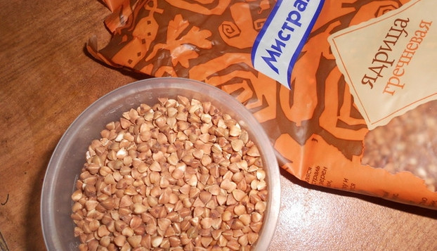 1. Этап. Гречневая каша: Гречневую круп промойте.