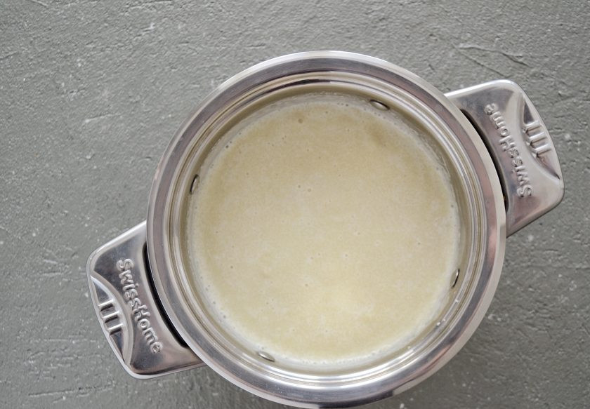 1. Этап. Манная каша на кокосовом молоке: Добавьте сахар и ванильный сироп. Когда сахар полностью растворится, то всыпьте тонкой струйкой манную крупу. Варите кашу 3-5 минут на средне-низком огне, постоянно помешивая.