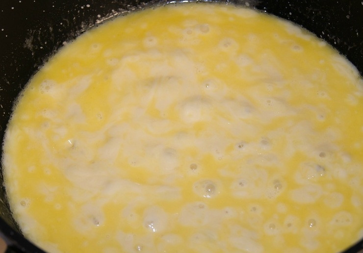 1. Этап. Гренки с сыром: 2. В кастрюле на медленном огне растворите масло, добавьте сыр, пиво. Постоянно мешайте. Главное - не доводите до кипения! Наша цель - расплавить сыр.