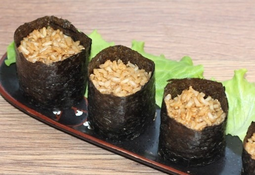 1. Этап. Гунканы с тунцом: 12. Ставим стаканчики на сервировочное блюдо и заполняем на 2/3 рисом.