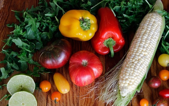 1. Этап. Салат с рукколой: 1. Вот такой набор ярких и полезных овощей вам потребуется. Но при желании вы можете также использовать и другие ингредиенты.