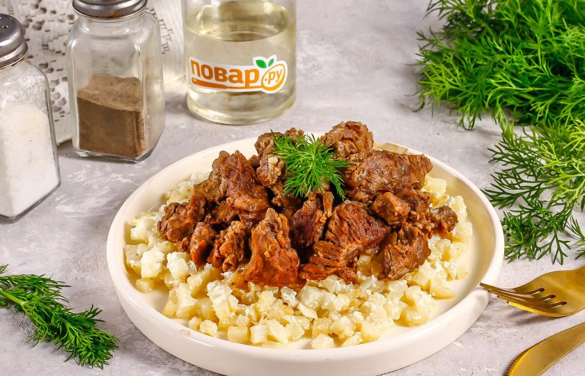 1. Этап. Говяжьи щечки с ризотто из сельдерея: Выложите его на тарелку, а сверху на ризотто выложите томленые говяжьи щечки. Подайте к столу теплым.