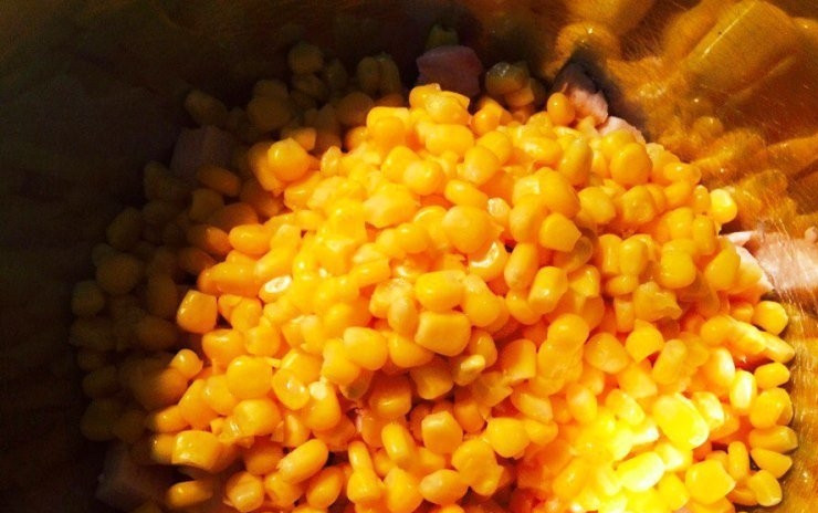 1. Этап. Салат с копченой курицей, кукурузой и ананасами: Соедините в салатнице курицу, кукурузу и сыр. Добавьте пропущенный через пресс чеснок.