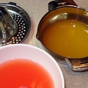 1. Этап. Грейпфрутовый фреш: Отдельно выжимаем сок из грейпфрута и сок из апельсина.