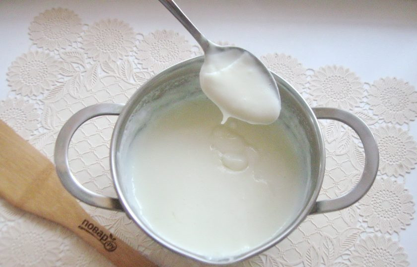 1. Этап. Густой кисель: Кастрюлю с молоком и сахаром поставьте на плиту, доведите молоко до кипения. Влейте разведенный крахмал и постоянно перемешивая, доведите кисель до загустения. В конце добавьте ванильный сахар.