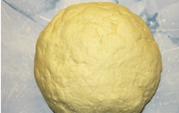 1. Этап. Конвертики из творожного теста: Замесите тесто и уберите его в холодильник на 20 минут.