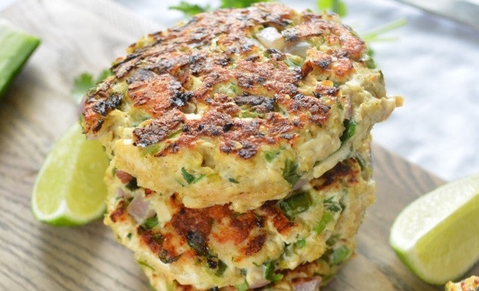 1. Этап. Куриные котлеты с зеленым перцем: 8. Подавайте котлетки горячими, такие отлично подходят для бургеров.