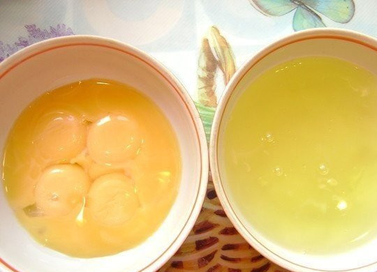 1. Этап. Нежнейший десерт - сербский кох: Белки отделите от желтков.