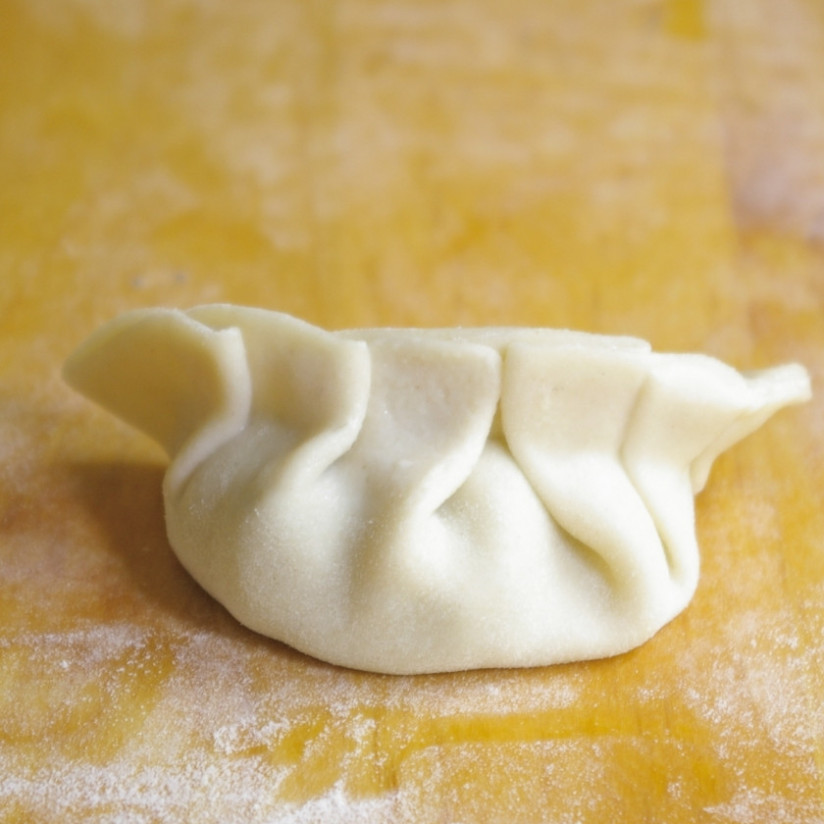 1. Этап. Кнедлики куриные: Тесто защипываем и получаем вот такой пельмешек.