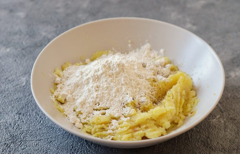 1. Этап. Картофельные ньокки с грибами: Очистите картофель от кожуры, разомните в пюре без комочков. Посолите, поперчите, приправьте мускатным орехом по вкусу.