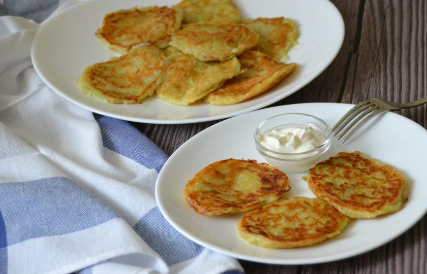 1. Этап. Оладьи из кабачков на дрожжах: Подавайте оладьи из кабачков со сметаной. Это очень вкусно и полезно!