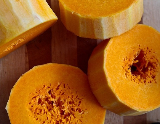 1. Этап. Тыква, запеченная с медом в духовке: 1. Вымойте и очистите тыкву, нарежьте мякоть небольшими кусочками и выложите на противень, застеленный пергаментом.