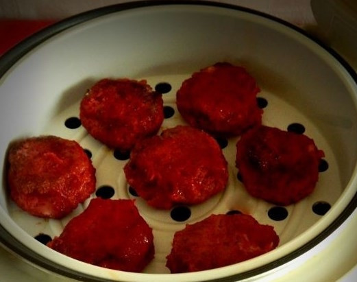 1. Этап. Свекольные котлеты на пару: Чтобы в пароварке наши котлеты не растаяли, советую их слегка обжарить на сковороде до румяного цвета. Если их придавить лопаткой, они приобретут более круглую форму. Затем выложите обжаренные котлеты в пароварку (или мультиварку с режимом пароварки) и готовьте на пару минут 25-30.