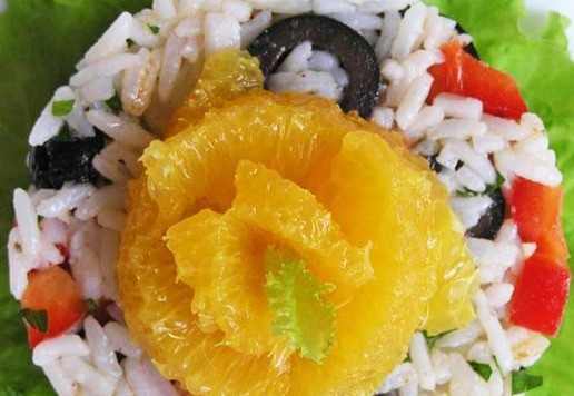 1. Этап. Рисовый салат Жёлтая роза: Апельсин филируйте и выложите 