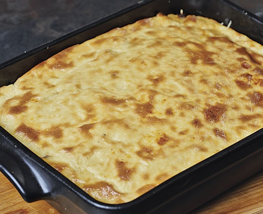 1. Этап. Мусака с баклажанами и картофелем: 10. Запекайте около часа до появления румяной корочки. Вот и все, мусака с баклажанами и картофелем в домашних условиях готова к подаче. Приятного аппетита!