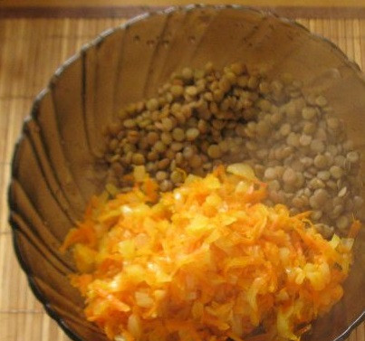 1. Этап. Паштет из чечевицы: 7. Теперь можно соединить чечевицу и овощи.