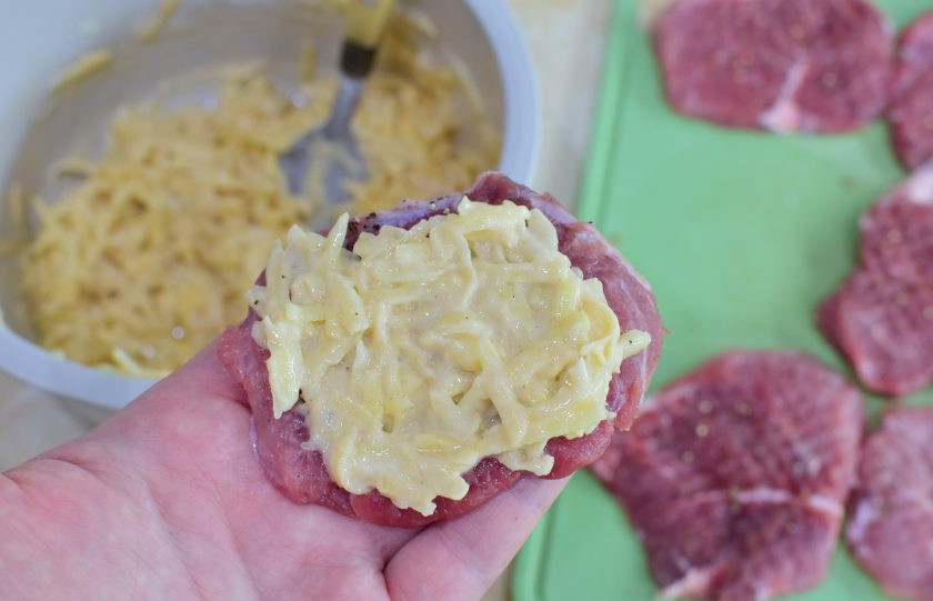 1. Этап. Свиные отбивные в картофельном кляре на сковороде: На подготовленный кусочек мяса выложите картофельный кляр.