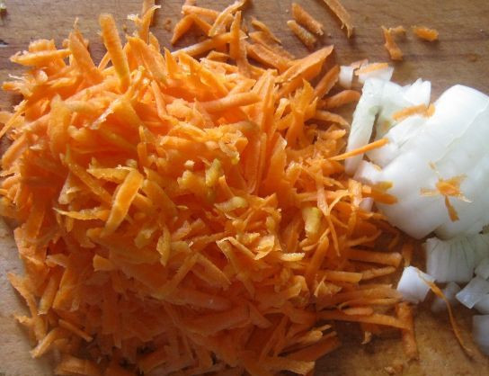 1. Этап. Фрикасе из телятины: 4. Лук и морковь нашинкуйте мелко и отправьте по очередности к нашей телятине. Обжарив мясо с овощами, можно вливать нашу яичную смесь.