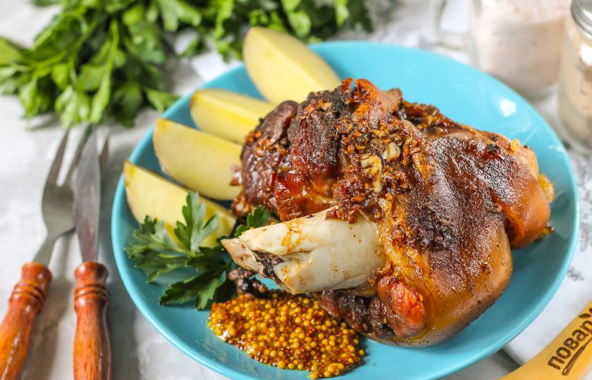 1. Этап. Айсбайн: Извлеките его на тарелку и подайте с отварным картофелем, квашеной капустой или другими соленьями.