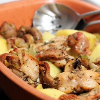 Кролик тушеный в горшочке