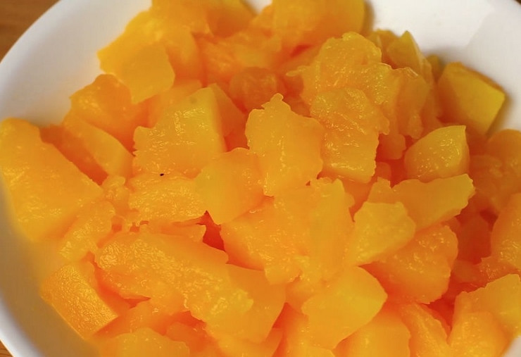 1. Этап. Начинка для пирожков из тыквы: Тщательно сливаем воду.