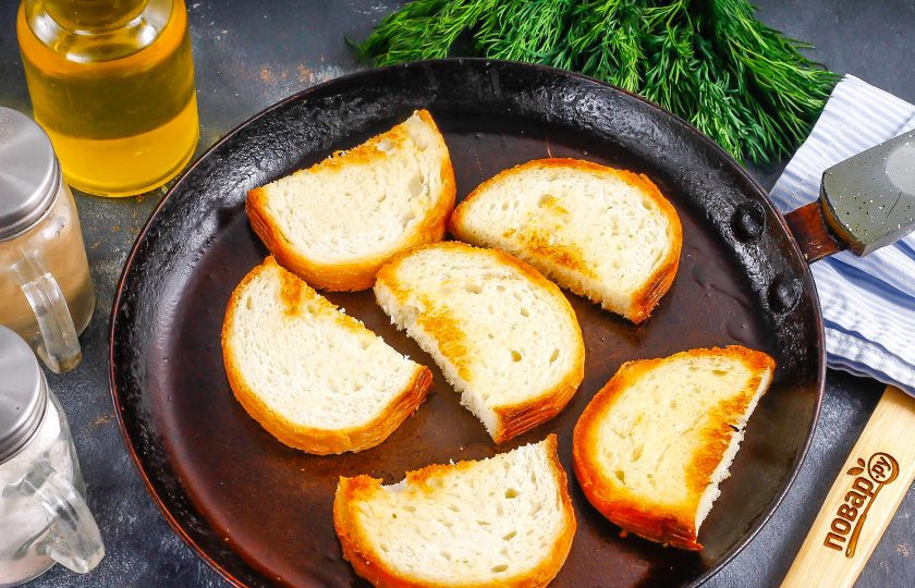 1. Этап. Канапе с ростбифом: Ломтики батона разрежьте пополам и обжарьте в сковороде в растительном масле по 1-2 минуты с каждой стороны. Остудите.