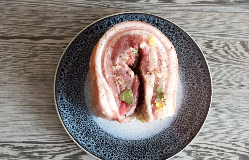 1. Этап. Грудинка в ветчиннице: По истечении времени достаньте грудинку из холодильника. Максимально туго скрутите ее в рулет.