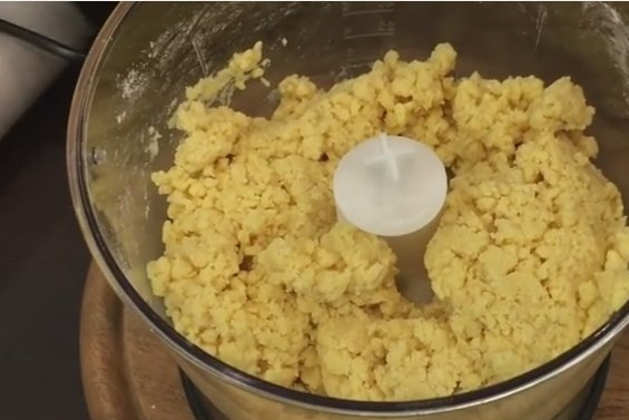 1. Этап. Вкусная домашняя лазанья (плюс рецепт теста): 7. Теперь готовим тесто. Яйца надо перемешать в чаше блендера (не взбивать венчиком, чтобы не было пены). Потом добавьте кукурузную и пшеничную муку и замешивать тесто до однородности. Придайте тесту форму шара, оно долго быть тугим, заверните его в пленку и положите в холодильник на 30-40 минут.