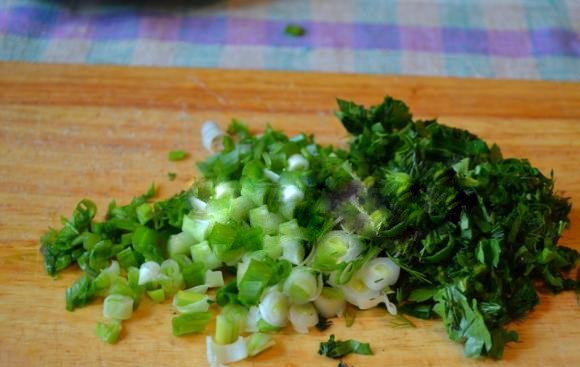1. Этап. Слоеный пирог с сыром и зеленью: Пока тесто размораживается, вы можете подготовить начинку. Зелень вымойте и хорошо просушите при помощи полотенца или бумажных салфеток, после чего мелко нарежьте ее