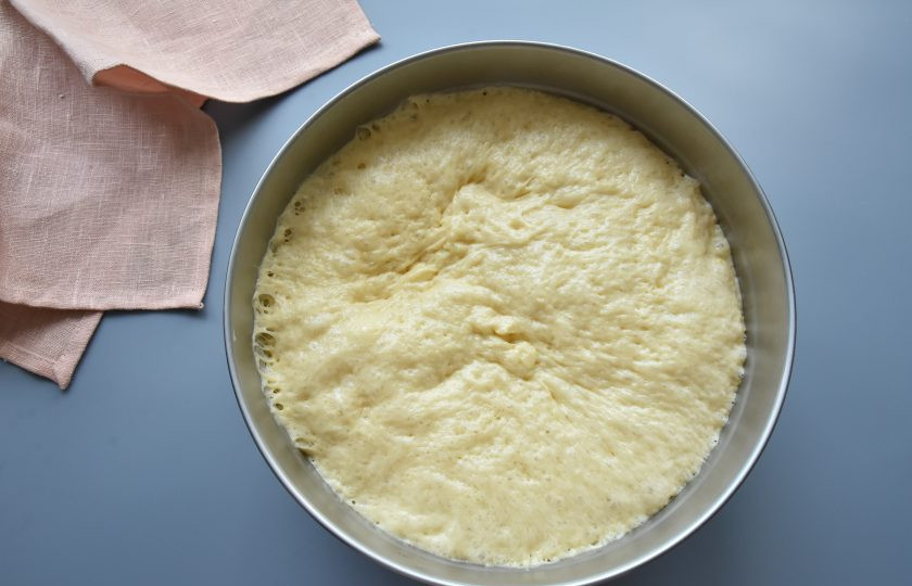 1. Этап. Краффин с маком: Через 1-1,5 часа тесто достаточно поднимется и можно начинать формировать краффины.