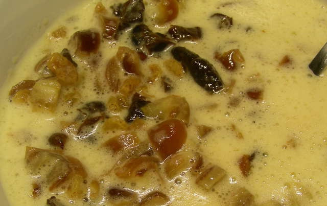 1. Этап. Кекс с сухофруктами на кипятке: Промываем сухофрукты как следует. Затем нарезаем их как можно мельче. Оставляем размокать в кипятке. Яйца взбиваем и добавляем к нарезанным сухофруктам. Отвар никуда не выливаем, эта жидкость нам не помешает.