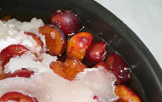 1. Этап. Варенье из алычи на зиму: Когда утром мы посмотрим на содержимое тазика, то увидим, что на алыче образовалась твердая сахарная шапка, так и должно быть.