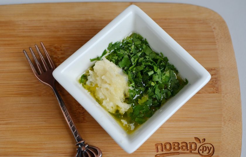 1. Этап. Сырные булочки с мясной начинкой: Растопите сливочное масло, добавьте к нему щепотку соли, порезанную петрушку и чеснок. Перемешайте.