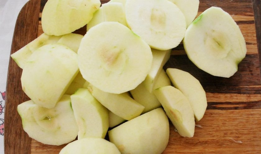 1. Этап. Шарлотка с яблоком: 2. Разрежьте яблоки пополам и удалите семена, также удалите хвостики.