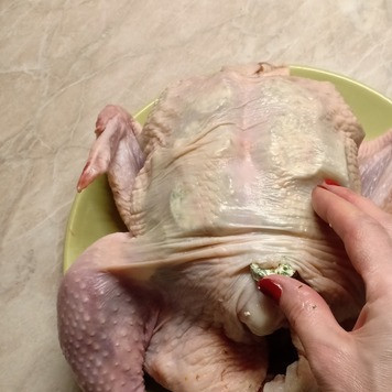 1. Этап. Курица, запеченная по-особому: Оставшееся масло можно положить внутрь курицы, туда же положить и нарезанный апельсин.