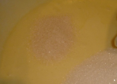 1. Этап. Печенье Муравейник: Добавить обычный и ванильный сахар. Хорошо перемешать.