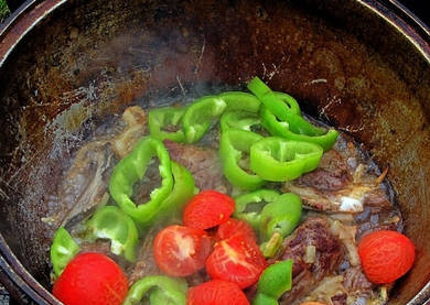 1. Этап. Шурпа из баранины в казане: Добавляем перец и помидоры.