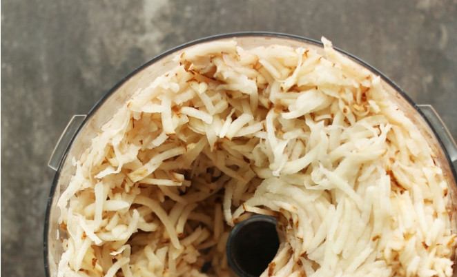 1. Этап. Идеальный завтрак: 1. Картошку моем, чистим и измельчаем на мелкой терке или в блендере.