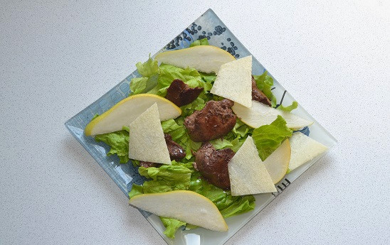 1. Этап. Теплый салат с грушей и куриной печенью: Выложите сыр.