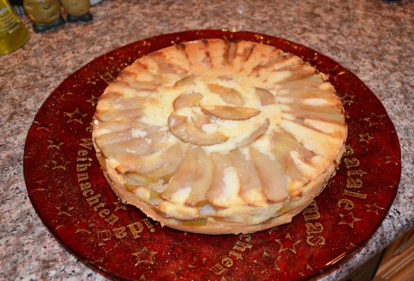 1. Этап. Яблочная шарлотка простая: 6. После запекания дайте пирогу немного постоять, затем переверните его и достаньте из формы (если форма раскрывается, будет еще лучше).