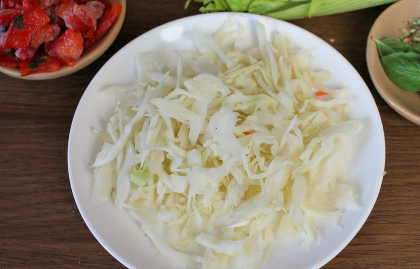 1. Этап. Овощной суп для диабетиков: Минут через 10 добавляем шинкованную тонко капусту.