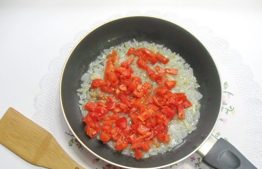 1. Этап. Чыхыртма с курицей: Крупный помидор очистите от кожицы и мелко нарежьте. Выложите в сковороду к луку.