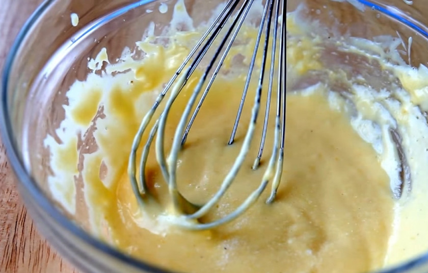 1. Этап. Королевское яйцо: 4. Снимите с водяной бани и, продолжая взбивать, тоненькой струйкой влейте растопленное на небольшом огне сливочное масло. 